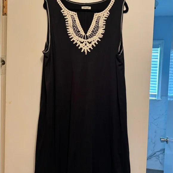 Black Sleeveless Dress with Lace Detail - Picture 1 of 2